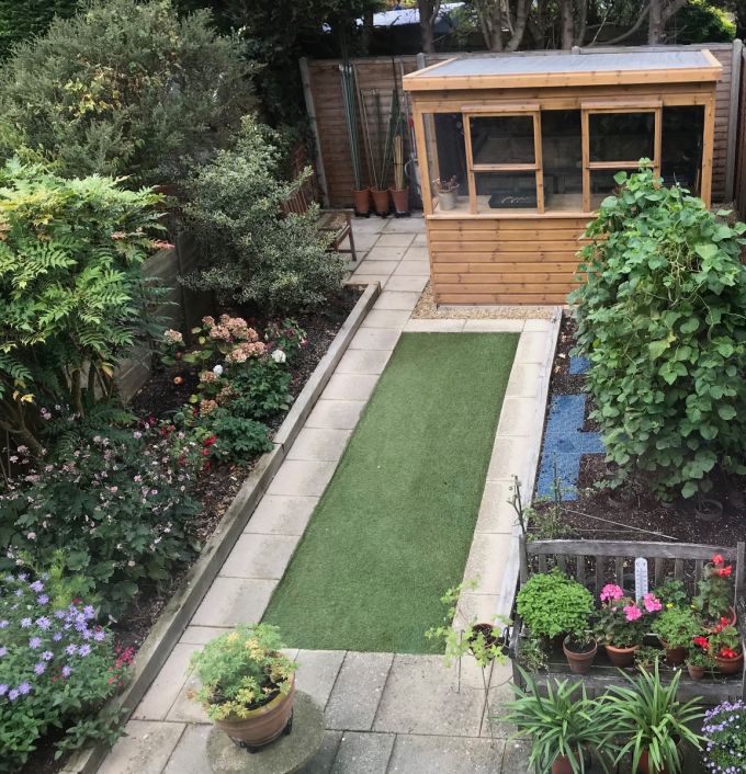 9ft x 7ft (2.7m x 2.1m) with Sadolin finish and long life EPDM rubber roof